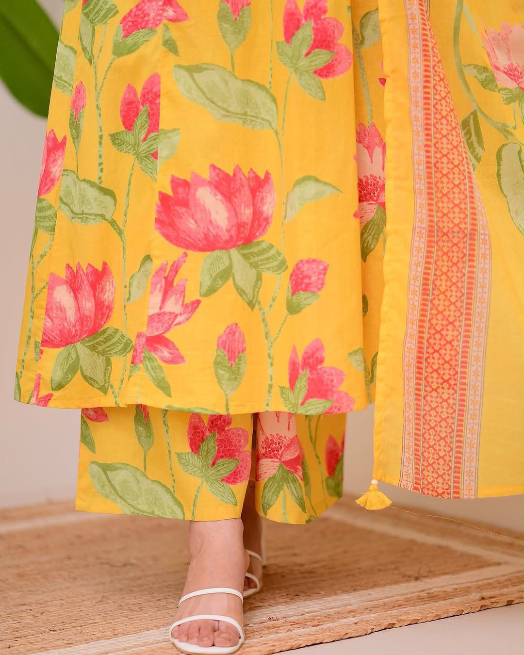 New stylish and affordable beautiful look straight alia cut set with beautiful print and fabric pure Cotton💃💃