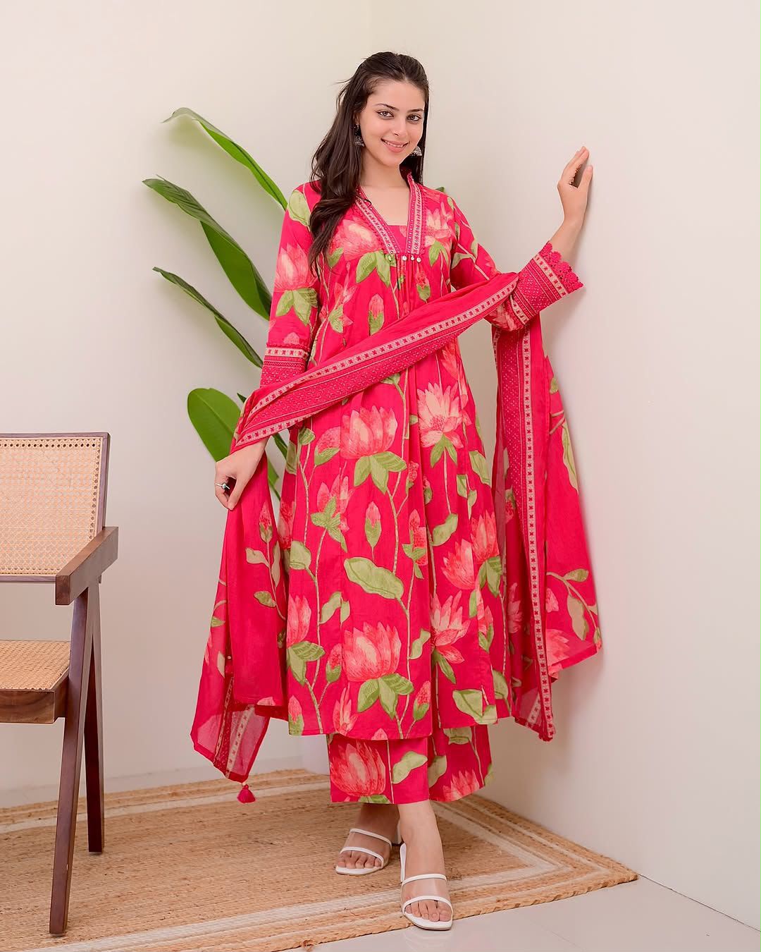 New stylish and affordable beautiful look straight alia cut set with beautiful print and fabric pure Cotton💃💃