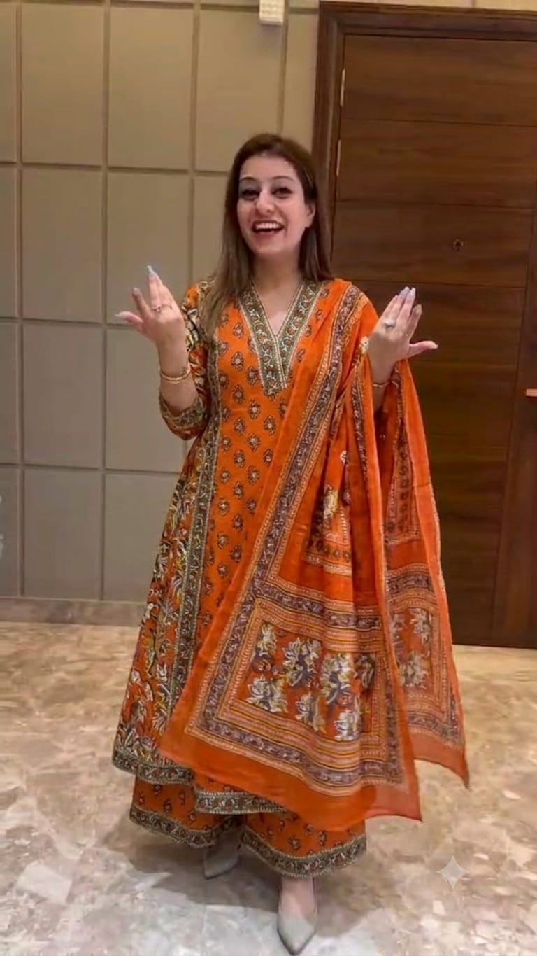 Featuring beautiful Heavy Set which is beautifully decorated Havy border 🪡and hand work. It is paired with matching plazzo🪡.Complet Design with siquance Beautiful work