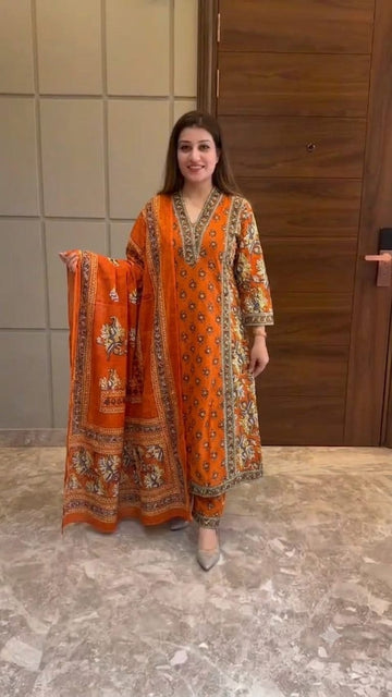 Featuring beautiful Heavy Set which is beautifully decorated Havy border 🪡and hand work. It is paired with matching plazzo🪡.Complet Design with siquance Beautiful work